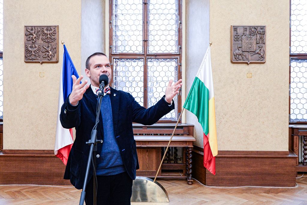 Plzeňské oslavy 30 let od sametové revoluce začaly vzpomínkovým setkáním u Lavičky Václava Havla v Šafaříkových sadech za účasti primátora města Martina Baxy, členů Rady města Plzně Michala Vozobule a Davida Šloufa, Mons. Tomáše Holuba, biskupa plzeňského a zástupců plzeňských městských obvodů. Po položení květin na Lavičku Václava Havla pokračoval program na Anglickém nábřeží, kde vznikla na celý nedělní den improvizovaná Plzeňská kavárna s pódiem. Zde zástupci města uctili památku položením věnce k pomníku obětem komunistického teroru a následovala společná modlitba za svobodu vedená biskupem plzeňským Tomášem Holubem. Té se zúčastnily na dvě stovky zájemců. Dopoledne také společně biskup Tomáš Holub a primátor Martin Baxa odhalili pamětní desku Josefu kardinálu Beranovi na katedrále sv. Bartoloměje za přítomnosti jeho rodiny. Vernisáží v mázhauzu radnice byla zahájena ojedinělá výstava Archivu města Plzně Sametová revoluce v Plzni rekonstruující sled událostí revolučních dní roku 1989 v Plzni s dosud nepub