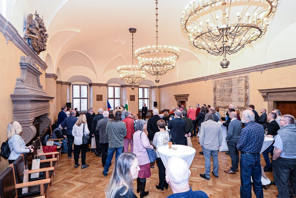 Plzeňské oslavy 30 let od sametové revoluce začaly vzpomínkovým setkáním u Lavičky Václava Havla v Šafaříkových sadech za účasti primátora města Martina Baxy, členů Rady města Plzně Michala Vozobule a Davida Šloufa, Mons. Tomáše Holuba, biskupa plzeňského a zástupců plzeňských městských obvodů. Po položení květin na Lavičku Václava Havla pokračoval program na Anglickém nábřeží, kde vznikla na celý nedělní den improvizovaná Plzeňská kavárna s pódiem. Zde zástupci města uctili památku položením věnce k pomníku obětem komunistického teroru a následovala společná modlitba za svobodu vedená biskupem plzeňským Tomášem Holubem. Té se zúčastnily na dvě stovky zájemců. Dopoledne také společně biskup Tomáš Holub a primátor Martin Baxa odhalili pamětní desku Josefu kardinálu Beranovi na katedrále sv. Bartoloměje za přítomnosti jeho rodiny. Vernisáží v mázhauzu radnice byla zahájena ojedinělá výstava Archivu města Plzně Sametová revoluce v Plzni rekonstruující sled událostí revolučních dní roku 1989 v Plzni s dosud nepub