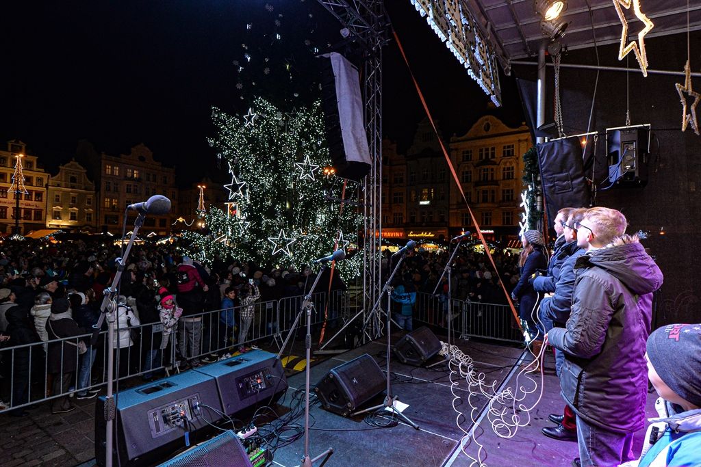 Plzeň rozsvítila svůj vánoční strom (foto: M. Pecuch, 1.12.2019)