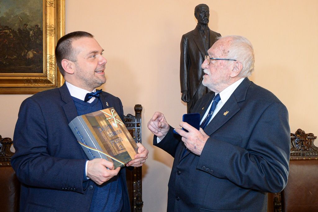 Primátor pogratuloval profesoru Zdeňku Mračkovi k 90. narozeninám (foto: M. Pecuch, 16.1.2020)