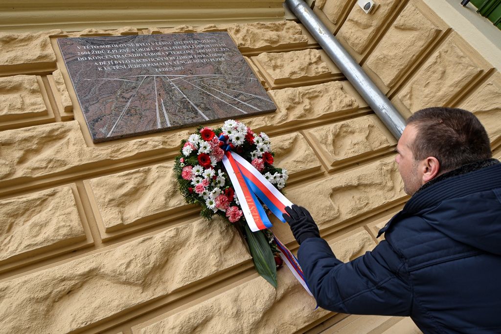 Občané v Plzni uctili památku deportovaných Židů před 78 lety (foto: M. Pecuch, 26.1.2020)