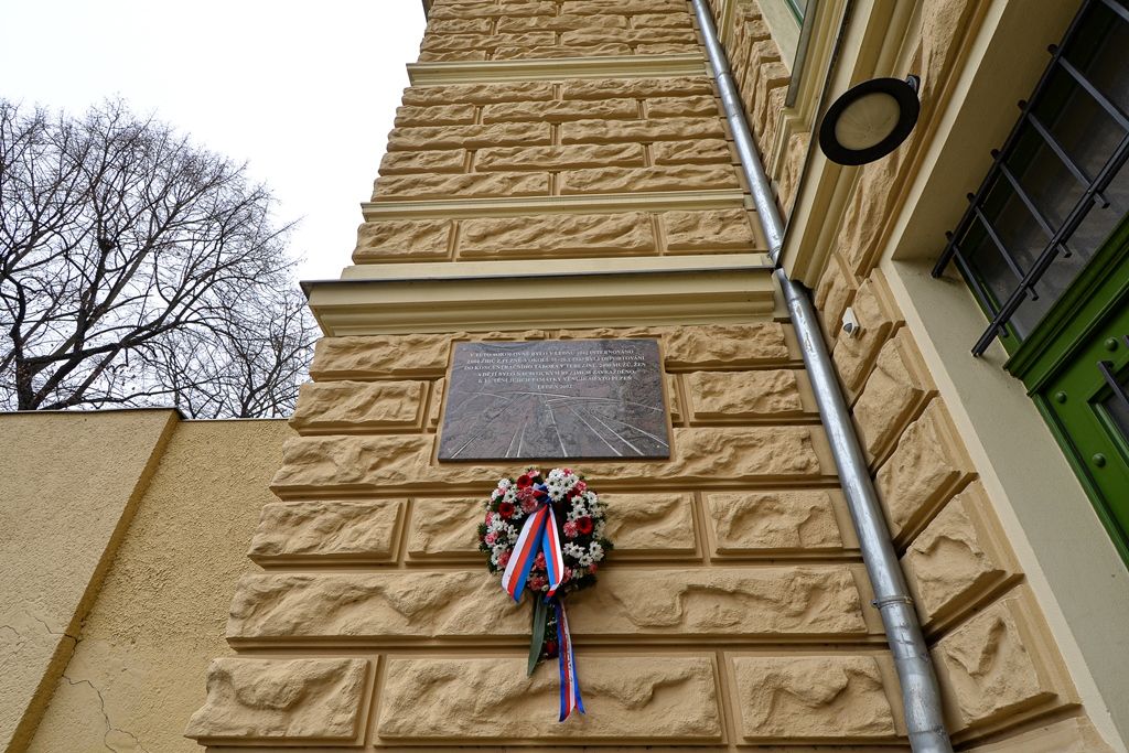 Občané v Plzni uctili památku deportovaných Židů před 78 lety (foto: M. Pecuch, 26.1.2020)