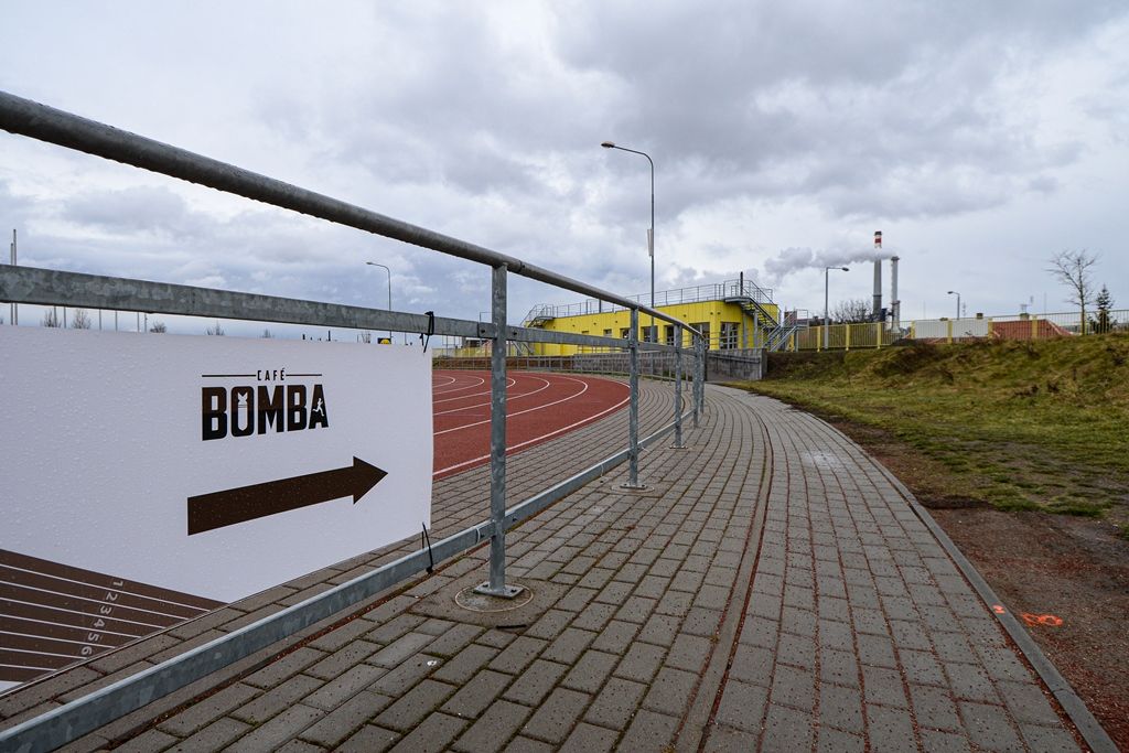 Nová kavárna Bomba Café na Atletickém stadionu města Plzně