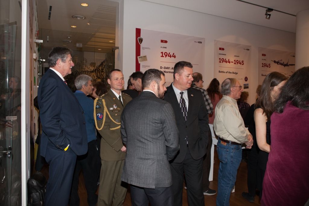 Plzeň zahájila výstavu v New Yorku, přítomni byli i veteráni (zdroj fotografií: new-york.czechcentres.cz)