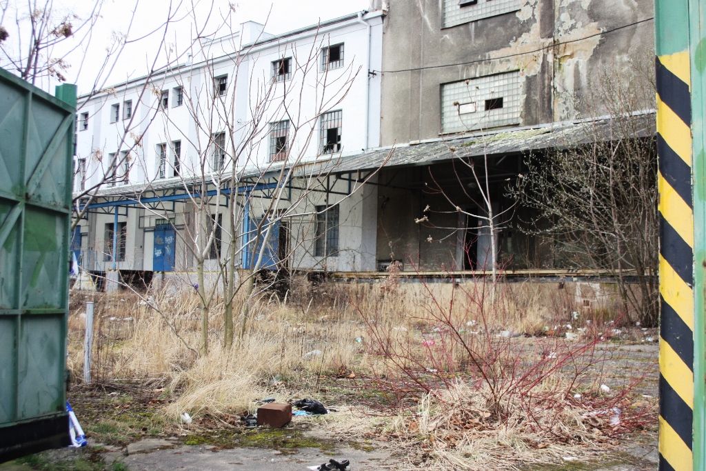 Problémový areál v Přeštické ulici se začal vyklízet