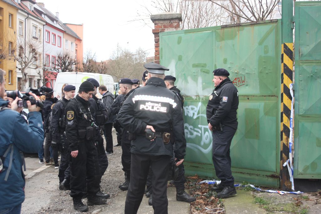 Problémový areál v Přeštické ulici se začal vyklízet (foto: E. Barborková, 17.2.2020)