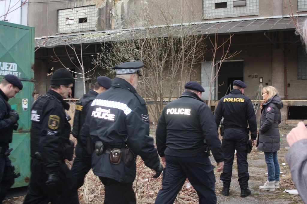 Problémový areál v Přeštické ulici se začal vyklízet (foto: E. Barborková, 17.2.2020)