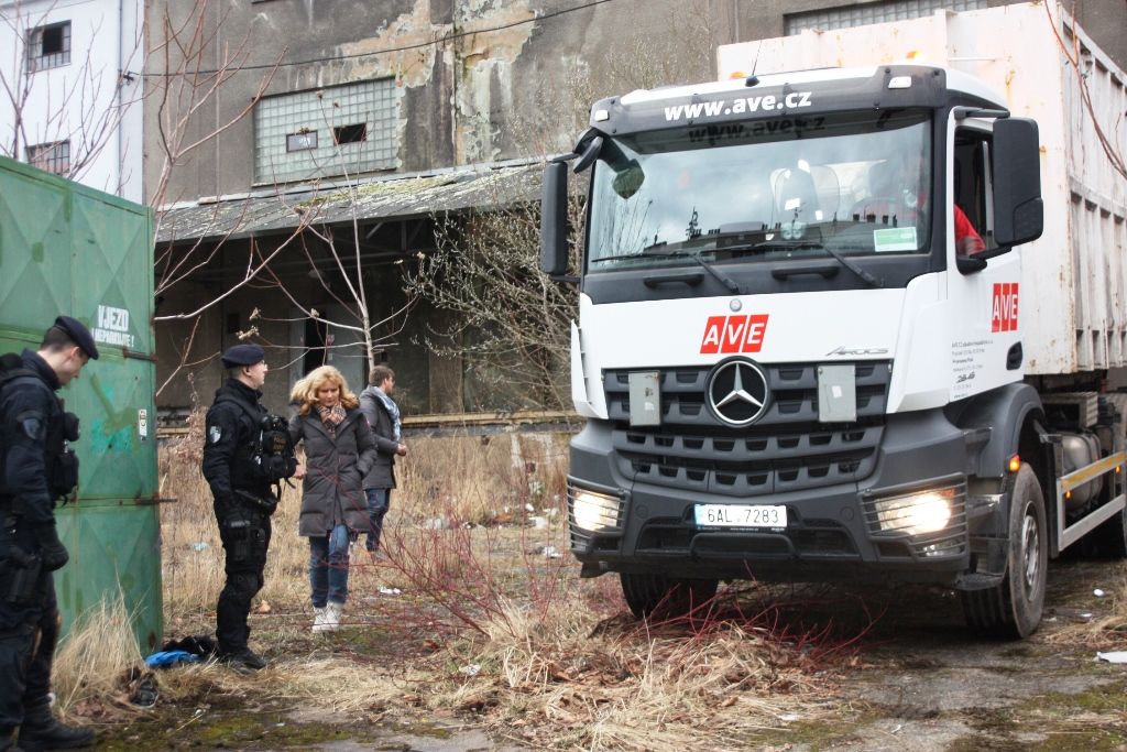 Problémový areál v Přeštické ulici se začal vyklízet (foto: E. Barborková, 17.2.2020)