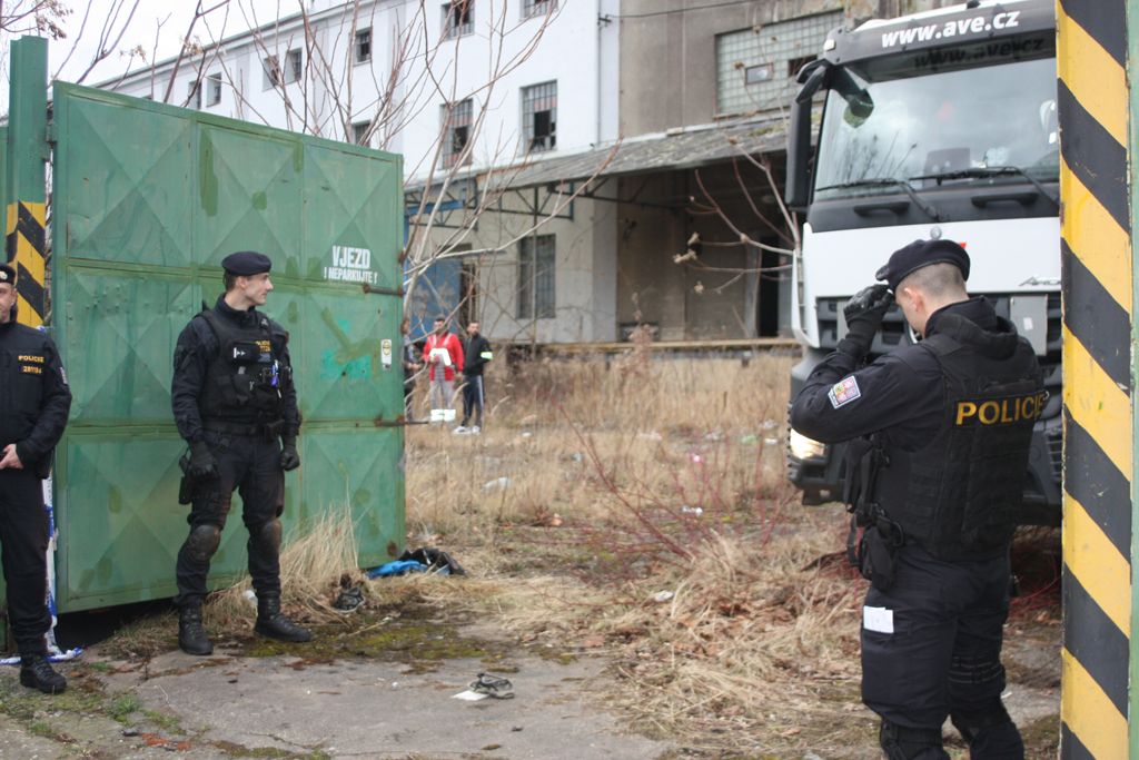 Problémový areál v Přeštické ulici se začal vyklízet (foto: E. Barborková, 17.2.2020)