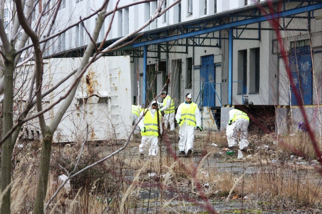 Problémový areál v Přeštické ulici se začal vyklízet (foto: E. Barborková, 17.2.2020)