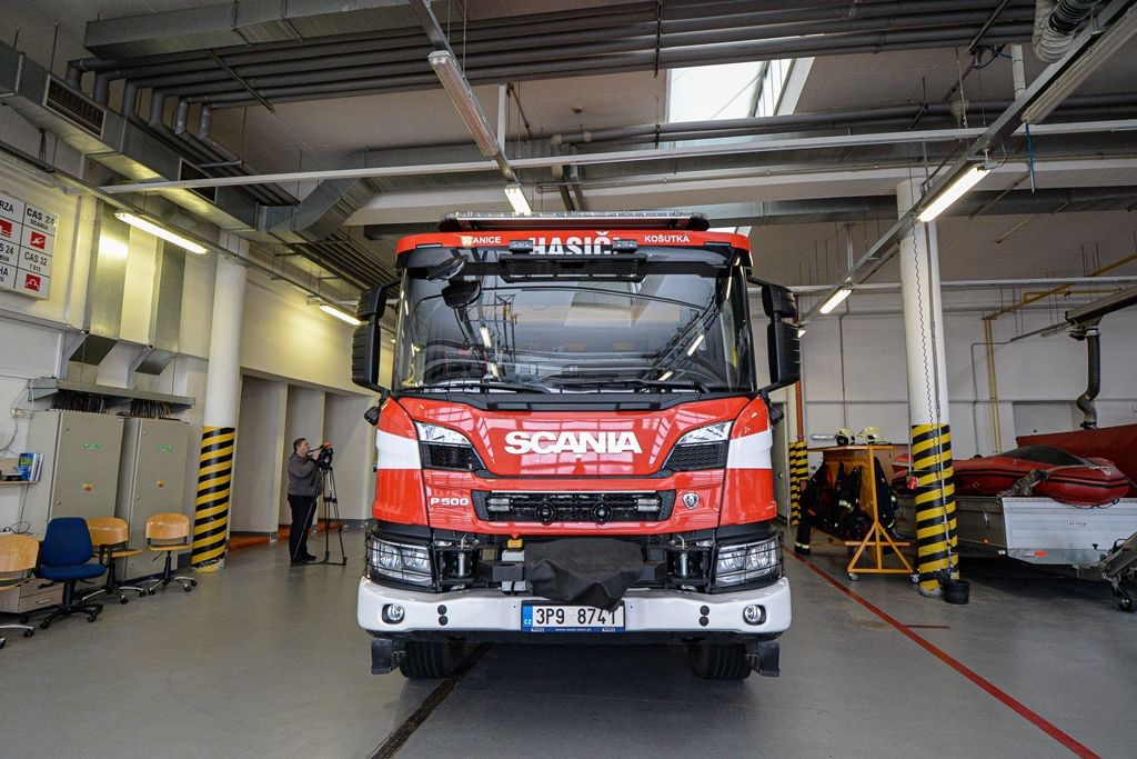 Hasiči v Plzni na Košutce mají novou supermoderní cisternu (foto: M. Pecuch, 28.2.2020)