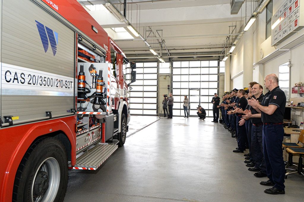 Hasiči v Plzni na Košutce mají novou supermoderní cisternu (foto: M. Pecuch, 28.2.2020)
