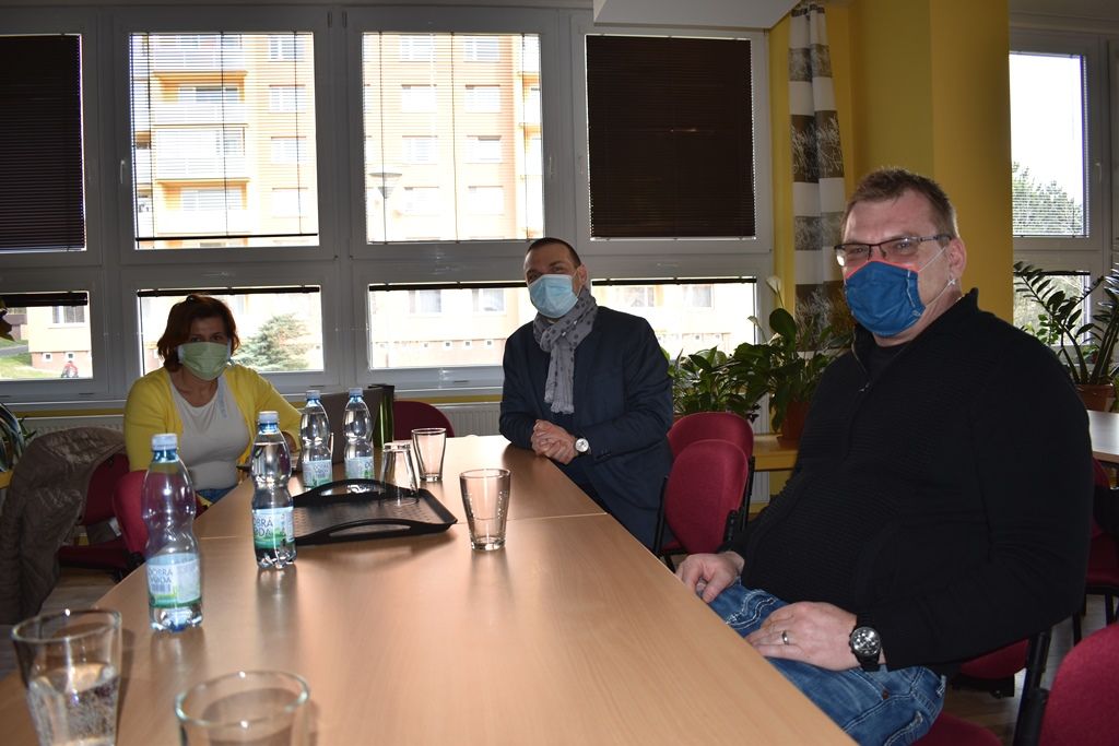 Členové rady města navštívili sociální zařízení, aby podpořili boj proti koronaviru