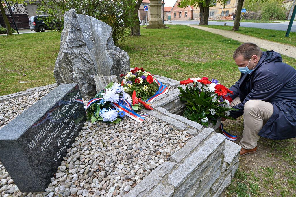 Křimice a Litice vzpomněli na padlé americké letce (foto: M. Pecuch, 25.4.2020)
