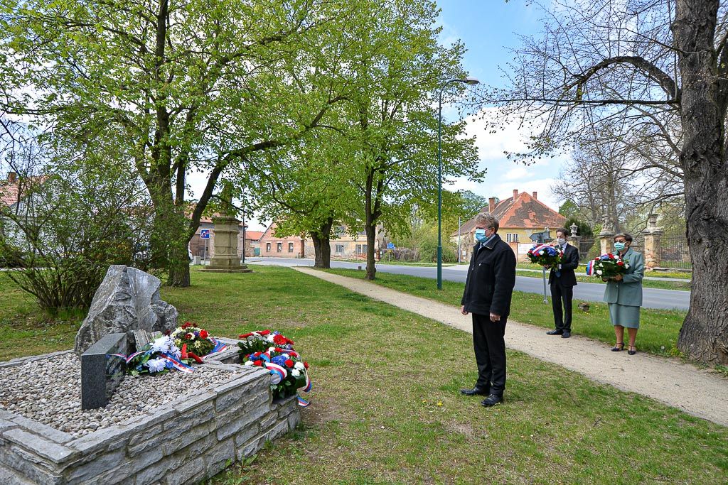 Křimice a Litice vzpomněli na padlé americké letce (foto: M. Pecuch, 25.4.2020)