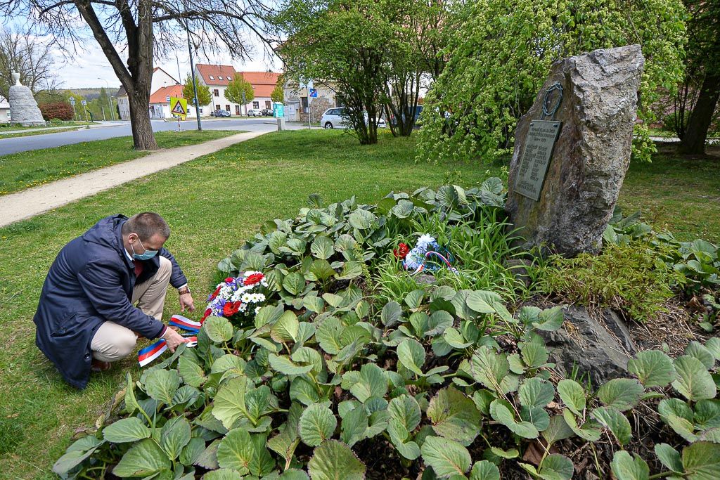 Křimice a Litice vzpomněli na padlé americké letce (foto: M. Pecuch, 25.4.2020)