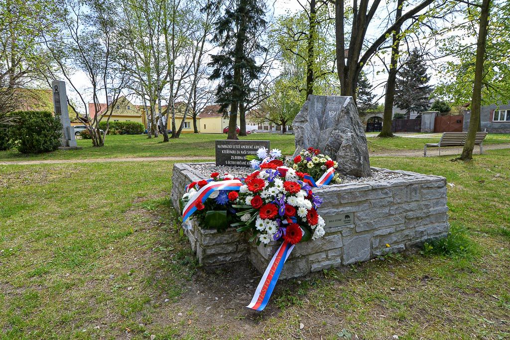 Křimice a Litice vzpomněli na padlé americké letce (foto: M. Pecuch, 25.4.2020)