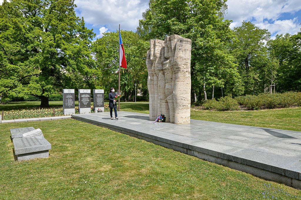 Slavnosti svobody 2020 - Pietní akty nám. Míru a Husova ul. (foto: M. Pecuch/P. Osvald, 4.5.2020)