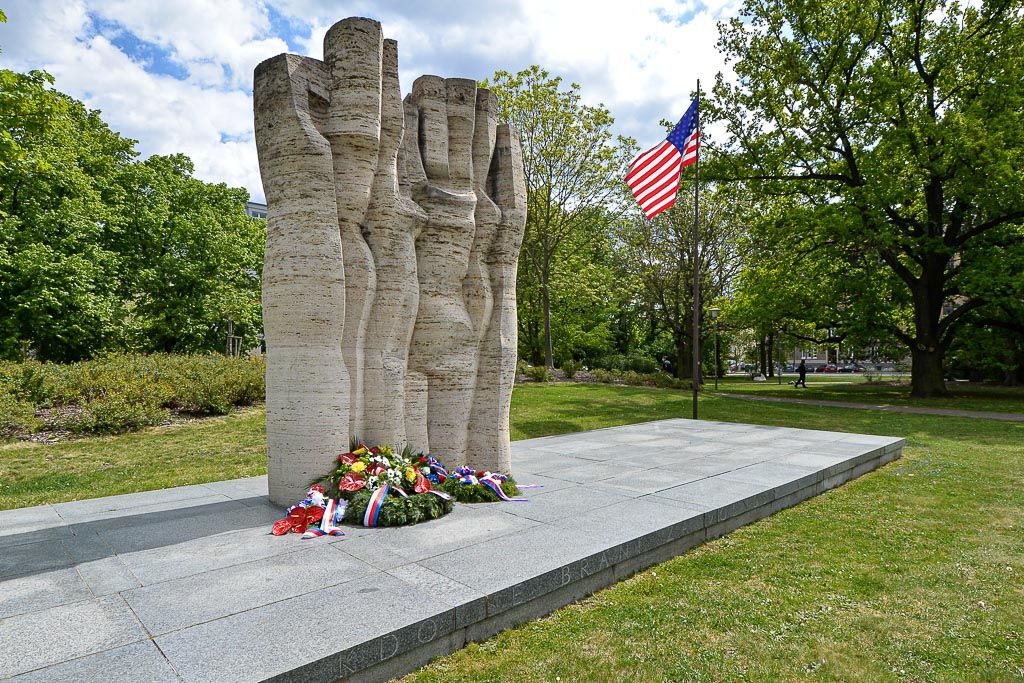 Slavnosti svobody 2020 - Pietní akty nám. Míru a Husova ul. (foto: M. Pecuch/P. Osvald, 4.5.2020)