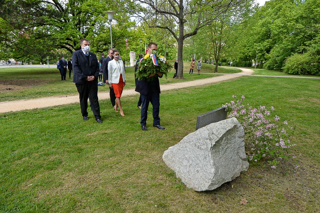 Slavnosti svobody 2020 - Pietní akty nám. Míru a Husova ul. (foto: M. Pecuch/P. Osvald, 4.5.2020)