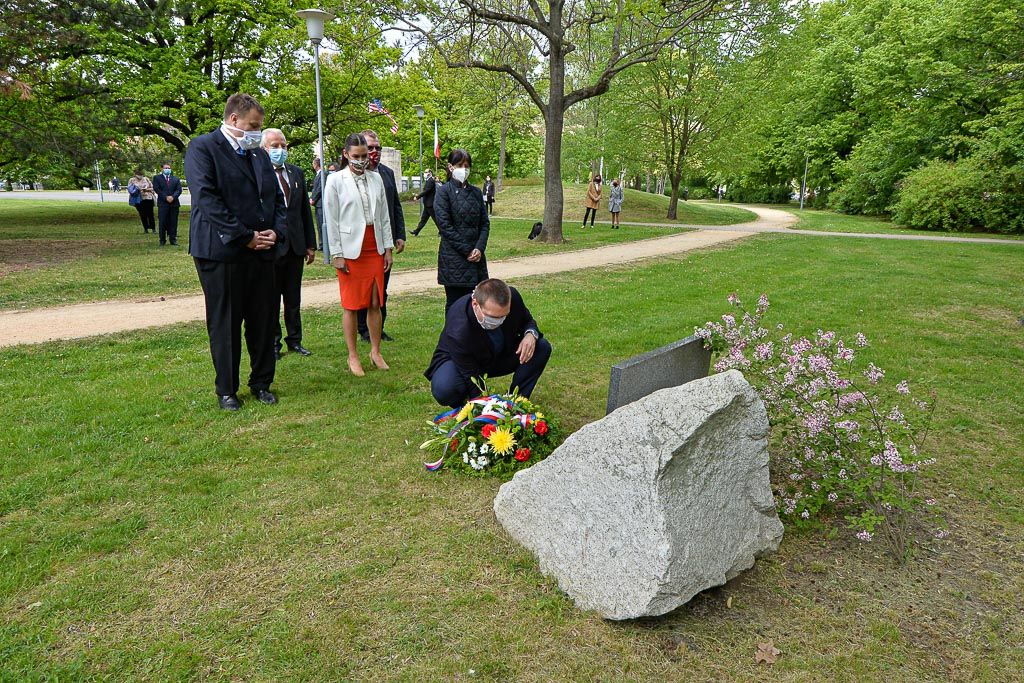 Slavnosti svobody 2020 - Pietní akty nám. Míru a Husova ul. (foto: M. Pecuch/P. Osvald, 4.5.2020)