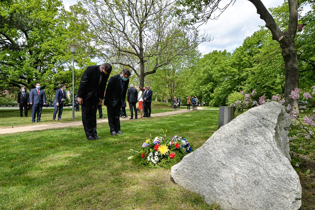 Slavnosti svobody 2020 - Pietní akty nám. Míru a Husova ul. (foto: M. Pecuch/P. Osvald, 4.5.2020)