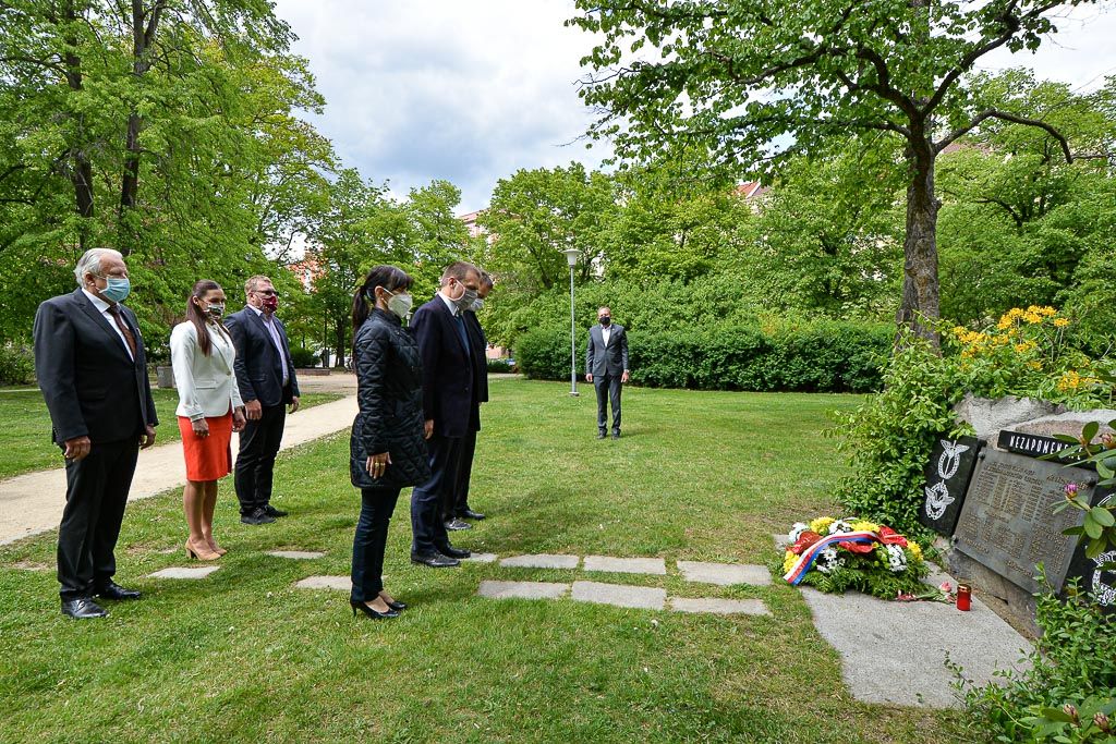 Slavnosti svobody 2020 - Pietní akty nám. Míru a Husova ul. (foto: M. Pecuch/P. Osvald, 4.5.2020)