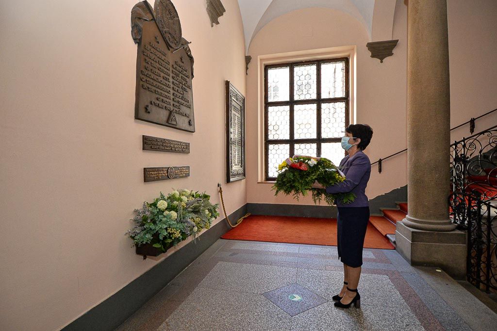 Slavnosti svobody 2020 - Pietní akt na schodišti radnice (foto: M. Pecuch, 6.5.2020)