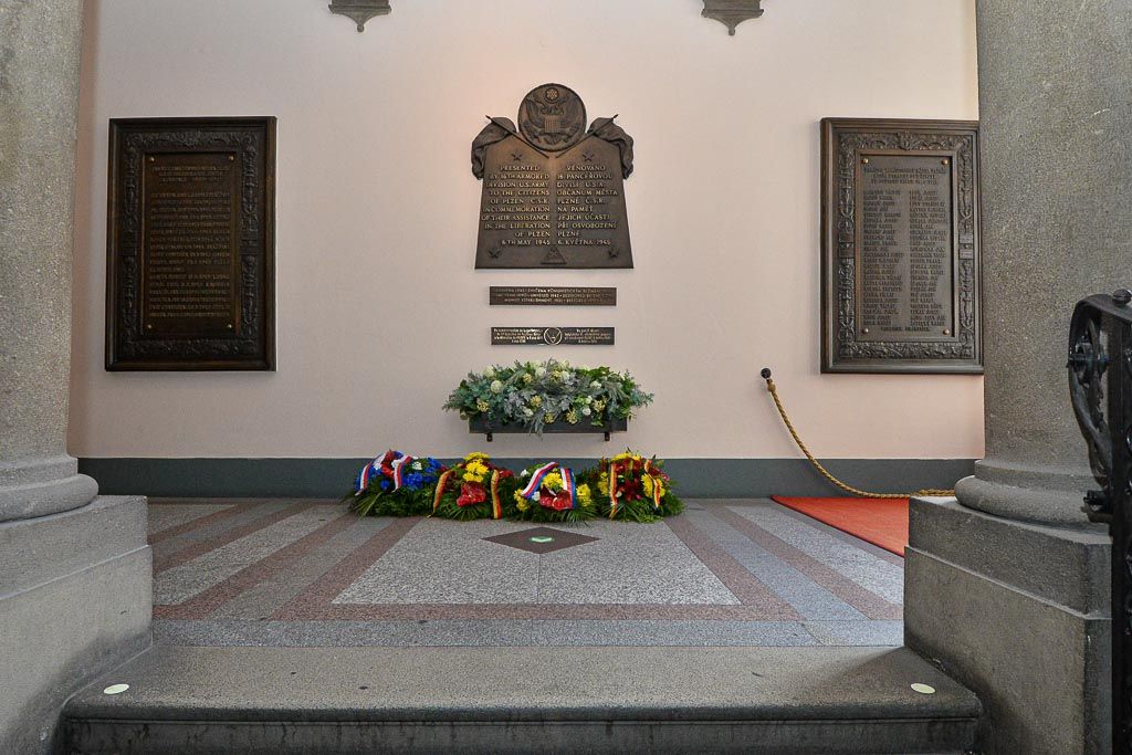 Slavnosti svobody 2020 - Pietní akt na schodišti radnice (foto: M. Pecuch, 6.5.2020)