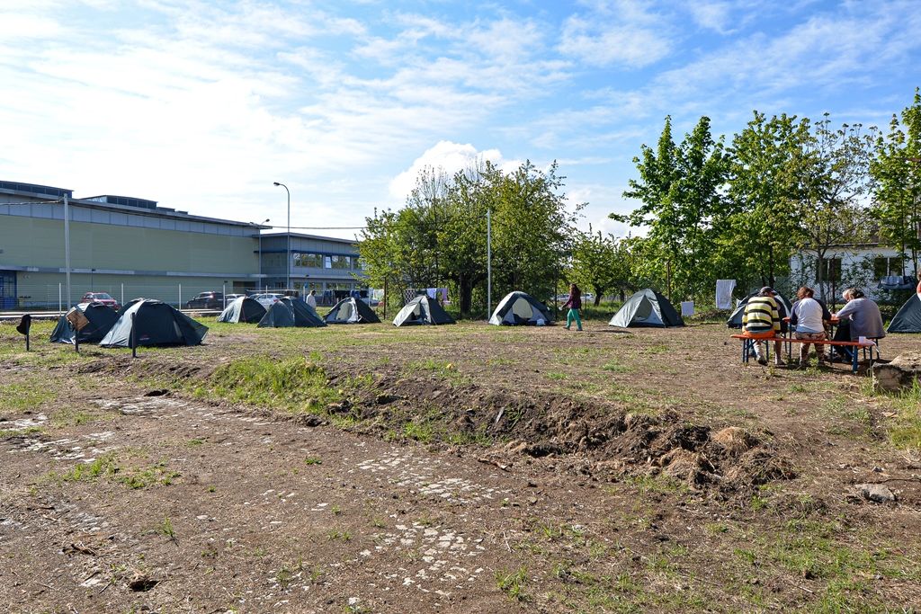 Plzeňské stanové centrum pro bezdomovce v době ohrožení koronavirem (foto: M. Pecuch, 6.5.2020)