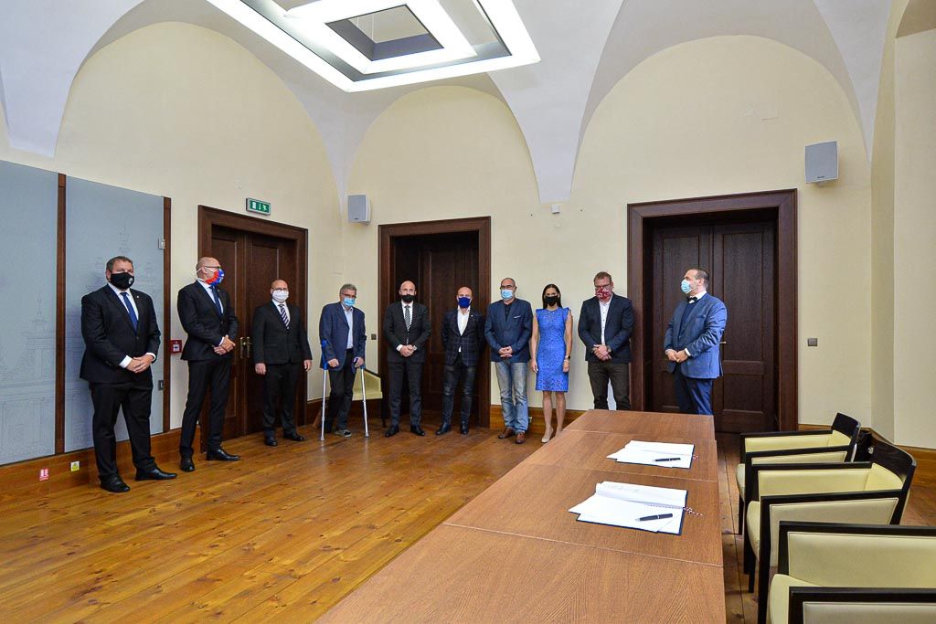 Město podepsalo smlouvy o podpoře s fotbalisty, hokejisty a házenkáři (foto: M. Pecuch, 25.5.2020)