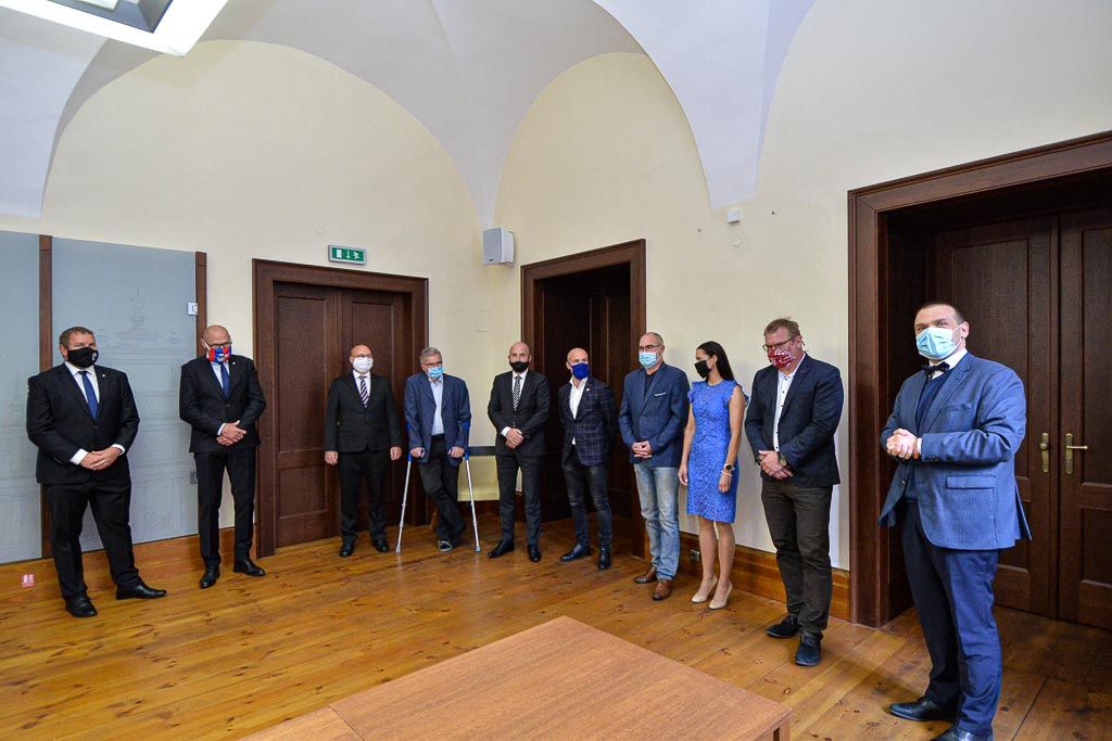 Město podepsalo smlouvy o podpoře s fotbalisty, hokejisty a házenkáři (foto: M. Pecuch, 25.5.2020)