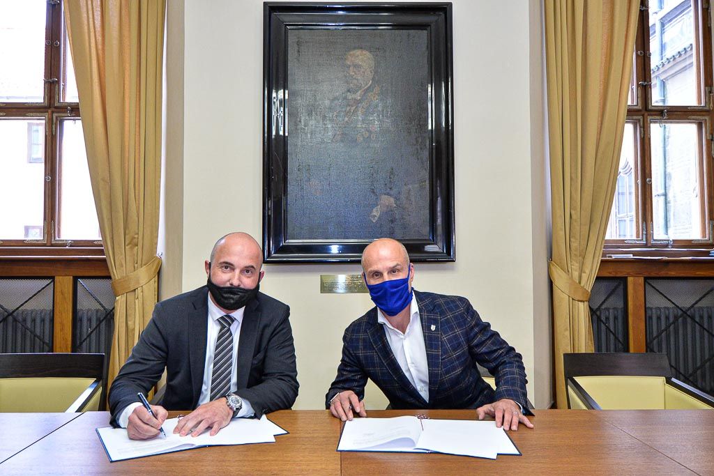 Město podepsalo smlouvy o podpoře s fotbalisty, hokejisty a házenkáři