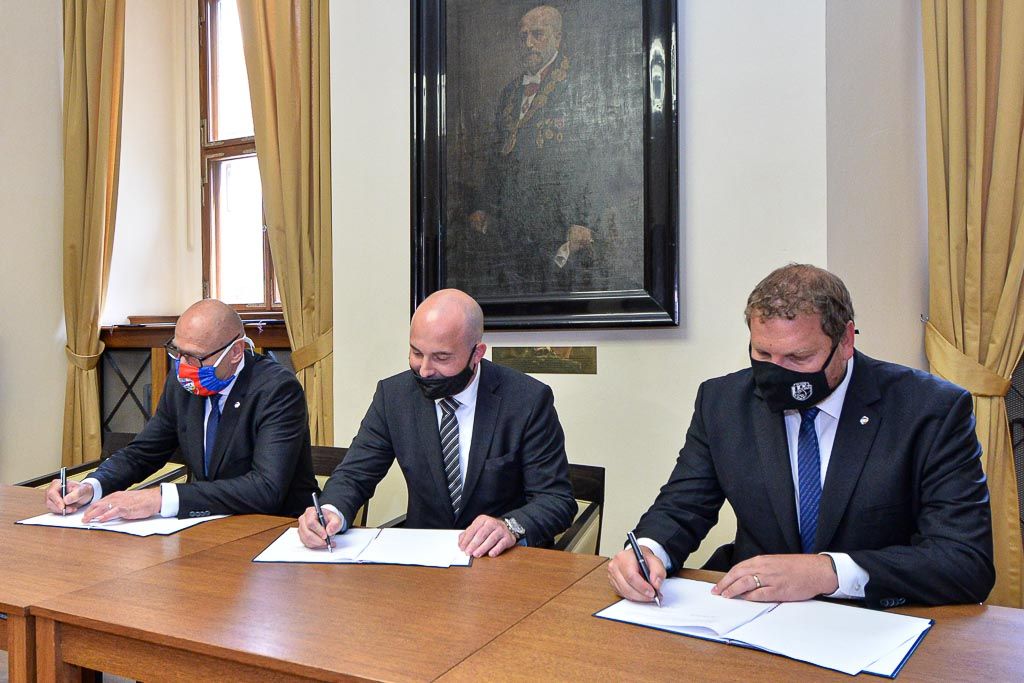 Město podepsalo smlouvy o podpoře s fotbalisty, hokejisty a házenkáři (foto: M. Pecuch, 25.5.2020)