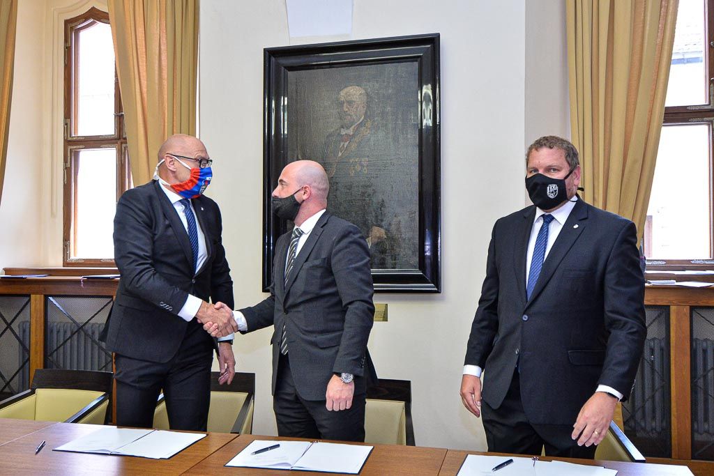 Město podepsalo smlouvy o podpoře s fotbalisty, hokejisty a házenkáři (foto: M. Pecuch, 25.5.2020)