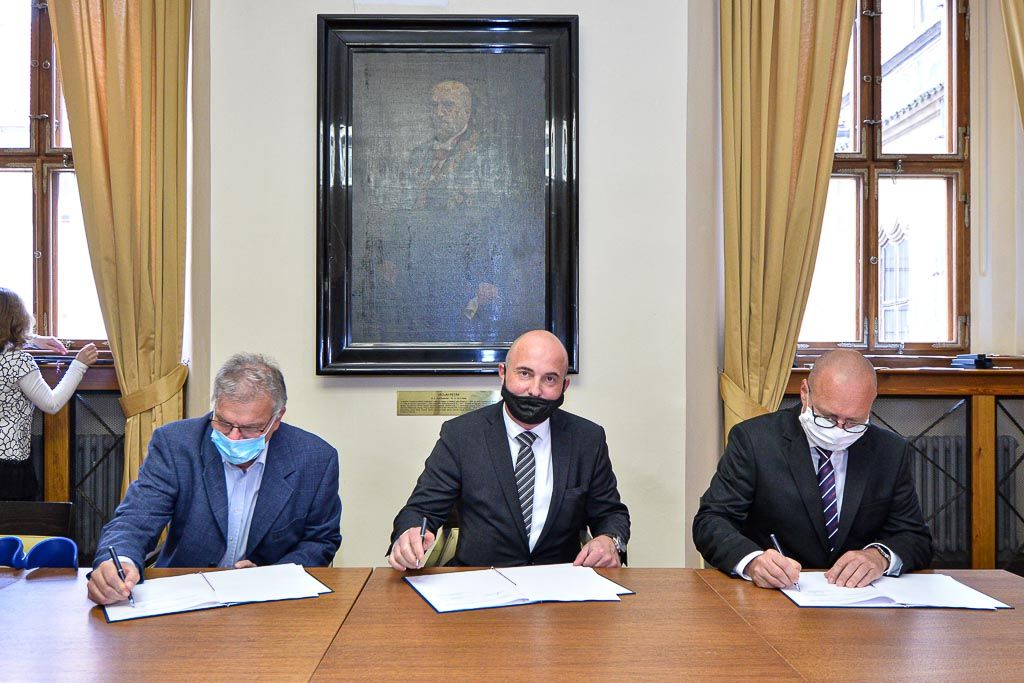 Město podepsalo smlouvy o podpoře s fotbalisty, hokejisty a házenkáři (foto: M. Pecuch, 25.5.2020)