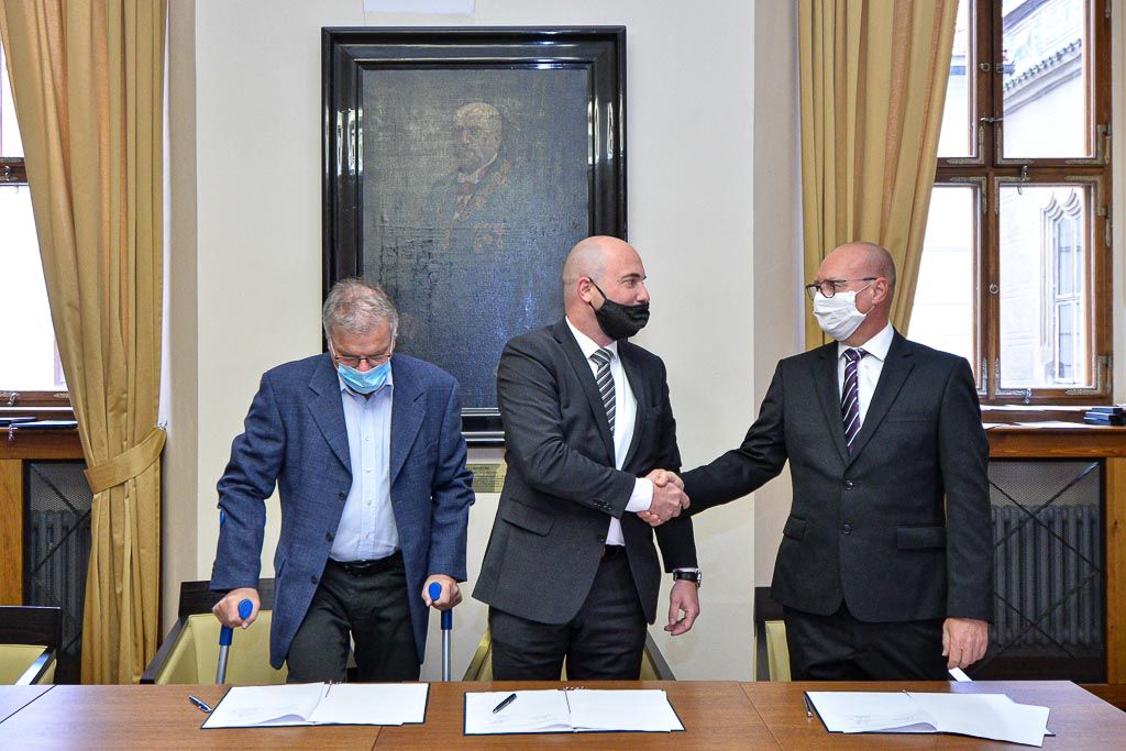 Město podepsalo smlouvy o podpoře s fotbalisty, hokejisty a házenkáři (foto: M. Pecuch, 25.5.2020)