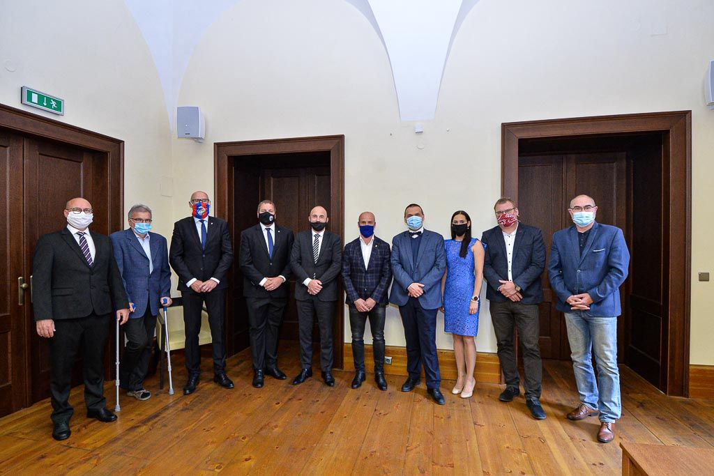 Město podepsalo smlouvy o podpoře s fotbalisty, hokejisty a házenkáři (foto: M. Pecuch, 25.5.2020)