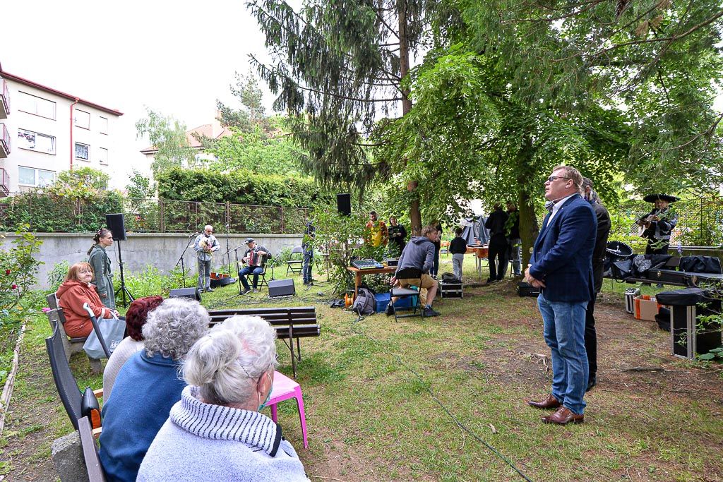 Kultura pod okny v Suvorovově ulici (foto: M. Pecuch, 26.5.2020)