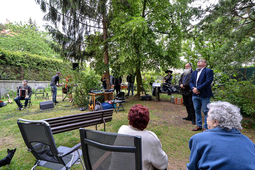 Kultura pod okny v Suvorovově ulici (foto: M. Pecuch, 26.5.2020)