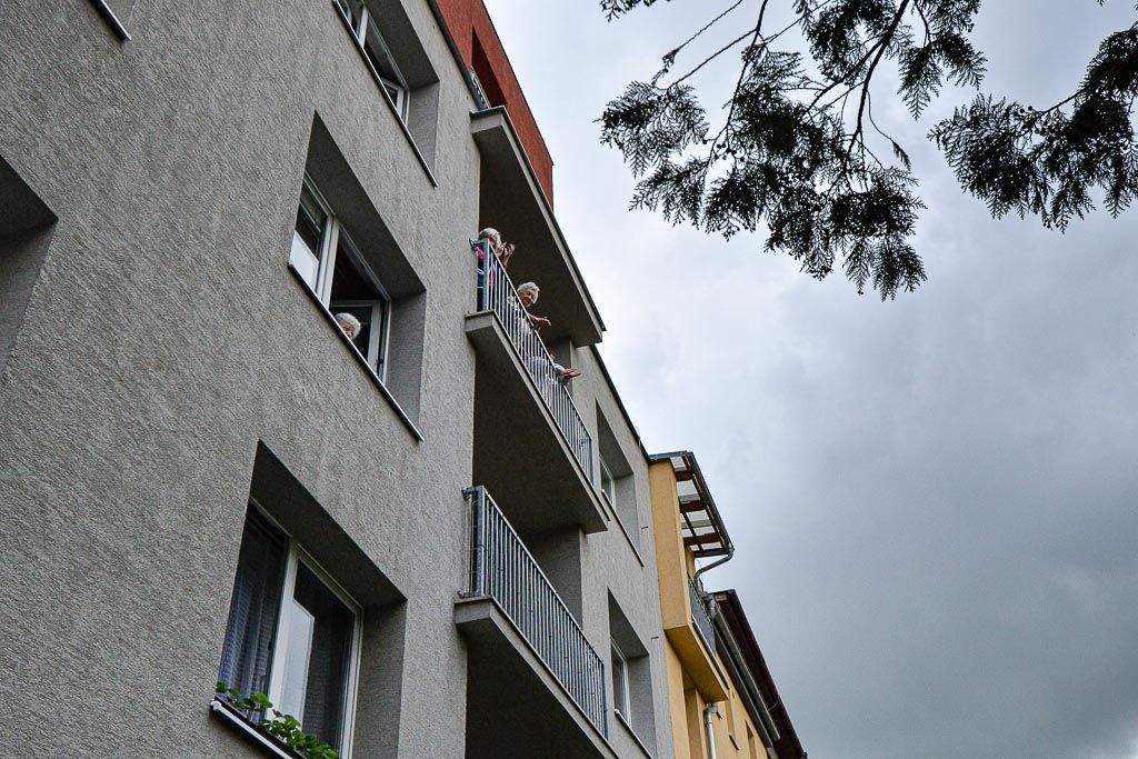 Kultura pod okny v Suvorovově ulici (foto: M. Pecuch, 26.5.2020)