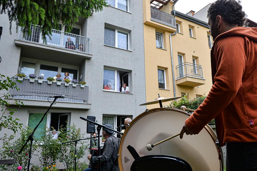 Kultura pod okny v Suvorovově ulici