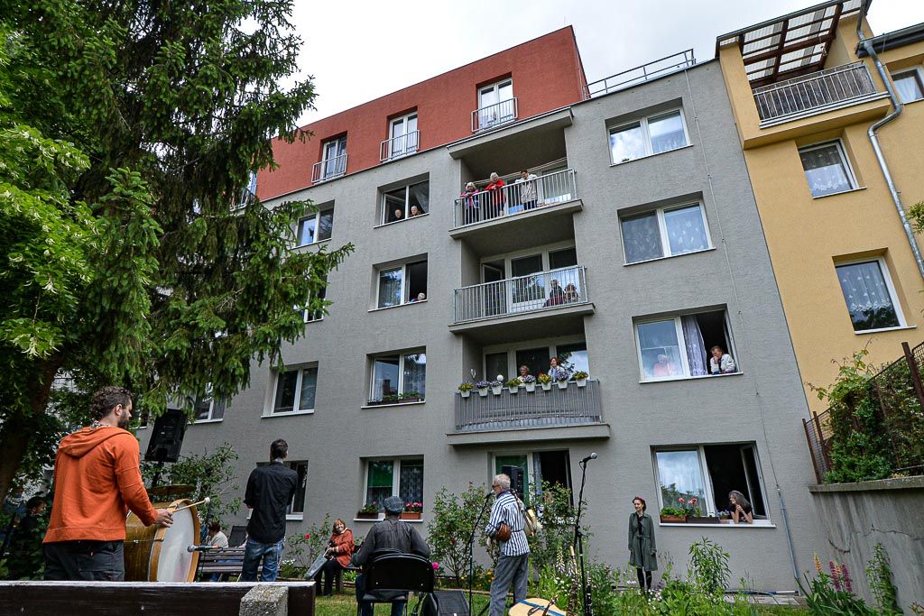 Kultura pod okny v Suvorovově ulici (foto: M. Pecuch, 26.5.2020)