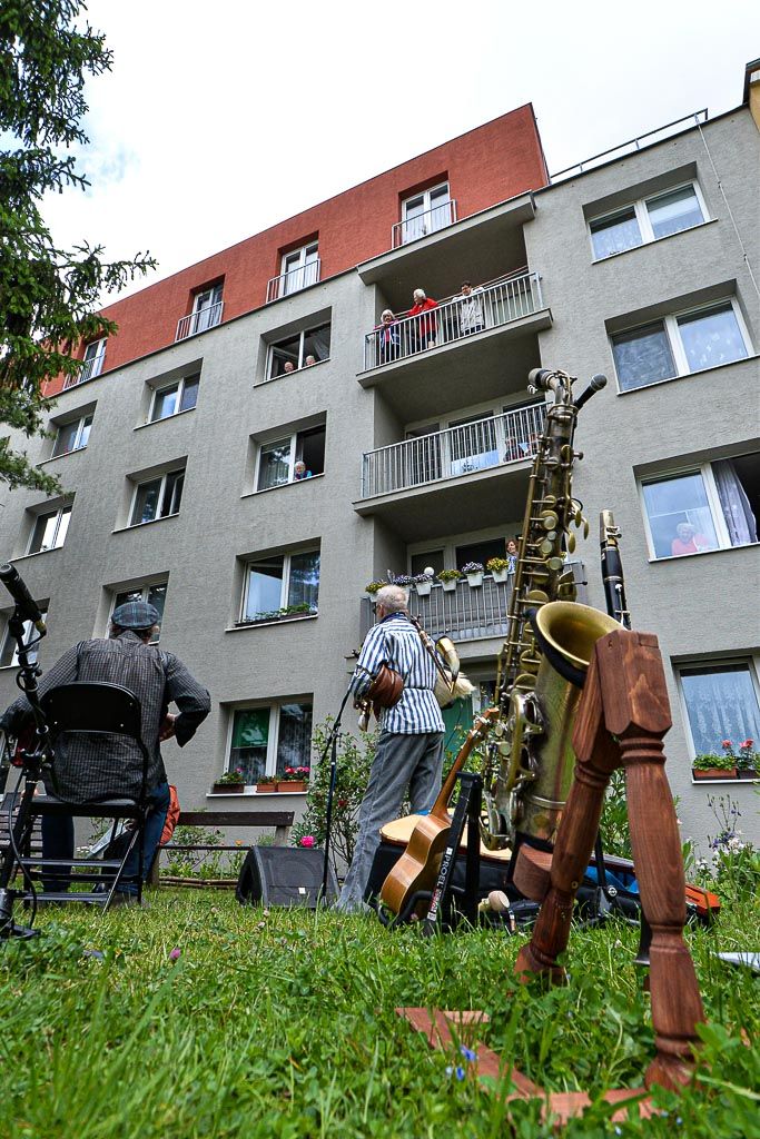 Kultura pod okny v Suvorovově ulici (foto: M. Pecuch, 26.5.2020)