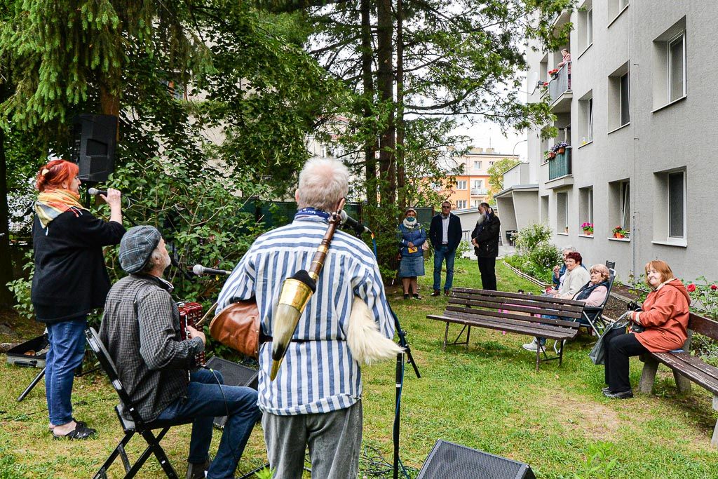 Kultura pod okny v Suvorovově ulici (foto: M. Pecuch, 26.5.2020)