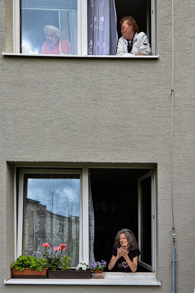 Kultura pod okny v Suvorovově ulici (foto: M. Pecuch, 26.5.2020)