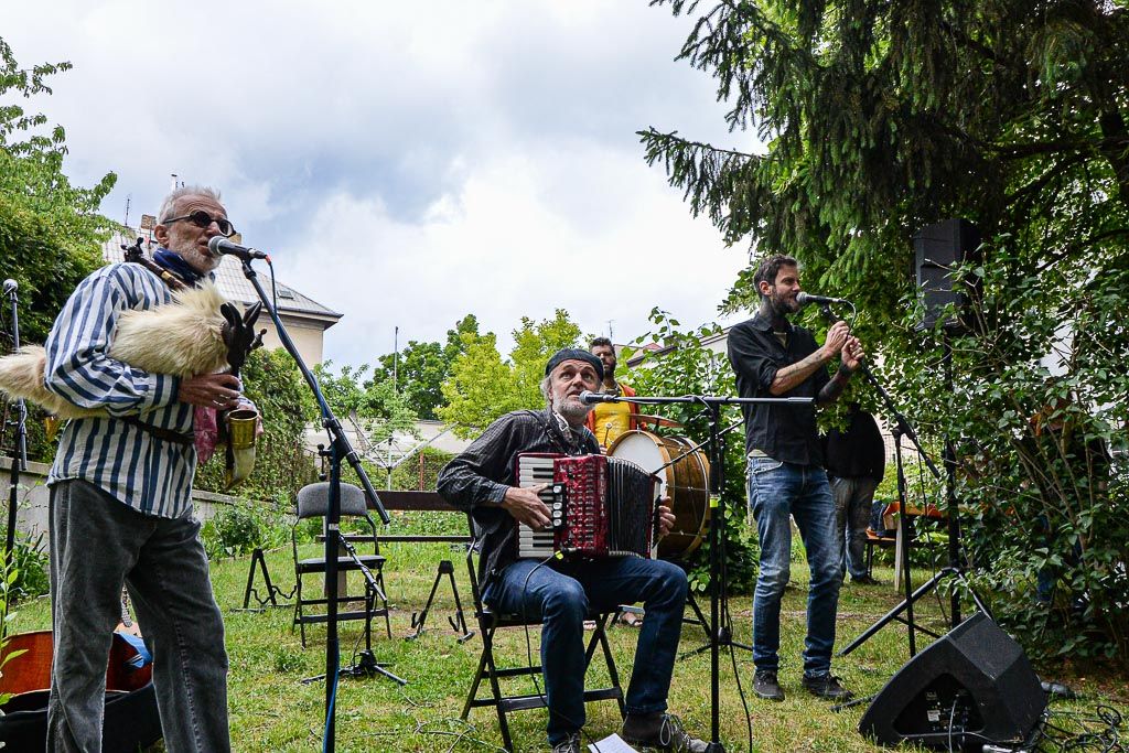 Kultura pod okny v Suvorovově ulici (foto: M. Pecuch, 26.5.2020)