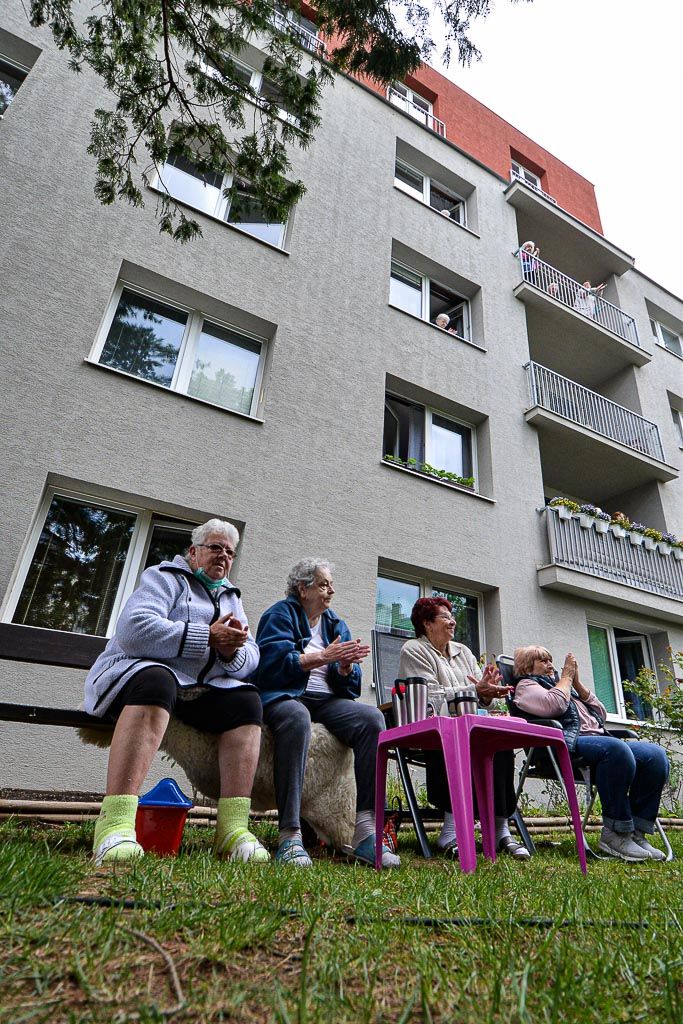Kultura pod okny v Suvorovově ulici (foto: M. Pecuch, 26.5.2020)