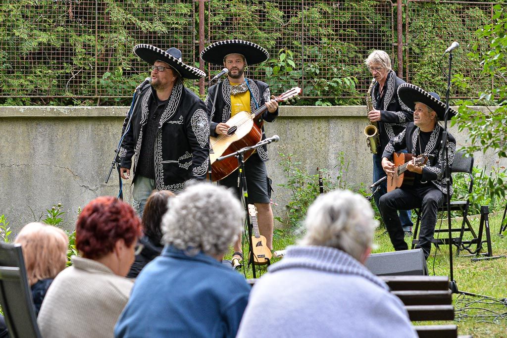 Kultura pod okny v Suvorovově ulici (foto: M. Pecuch, 26.5.2020)