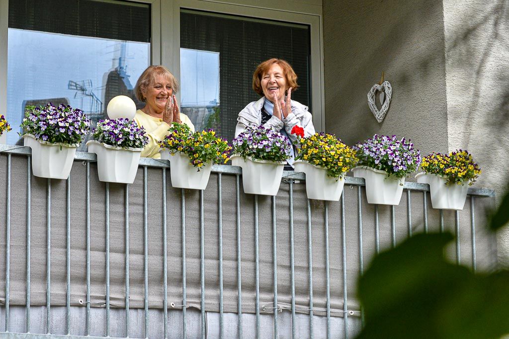 Kultura pod okny v Suvorovově ulici (foto: M. Pecuch, 26.5.2020)
